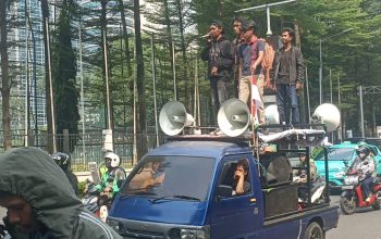 Ratusan Masa Turun ke Jalan Tolak Hasil Pemilihan Rektor Unmul